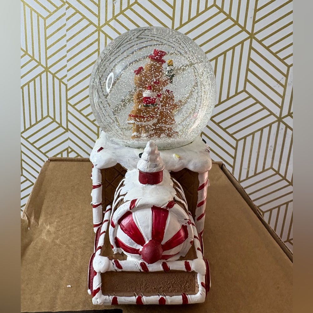Gingerbread family Train Snow Globe - Picture 11 of 12